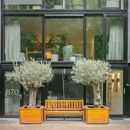 Luxurious Studio Only 15 Minutes From Center Couette-café