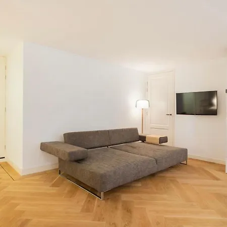 Luxurious Studio Only 15 Minutes From Center *
